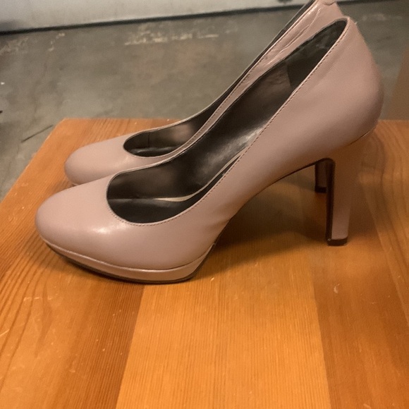Bandolino Patent Leather Nude Pump Closed Toe Heels, Women Size 7 - Picture 8 of 15